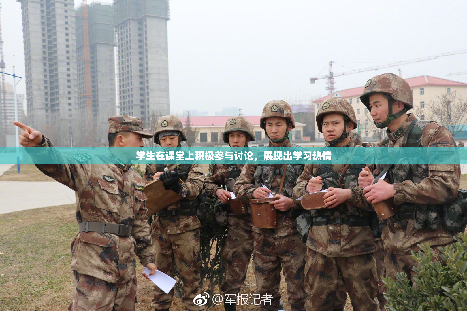 学生在课堂上积极参与讨论，展现出学习热情