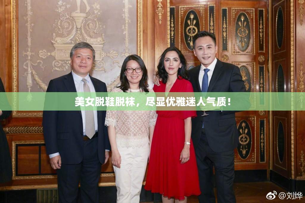 美女脱鞋脱袜，尽显优雅迷人气质！